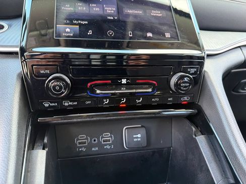 Used 2023 Jeep Grand Cherokee Laredo AWD/4WD image 12