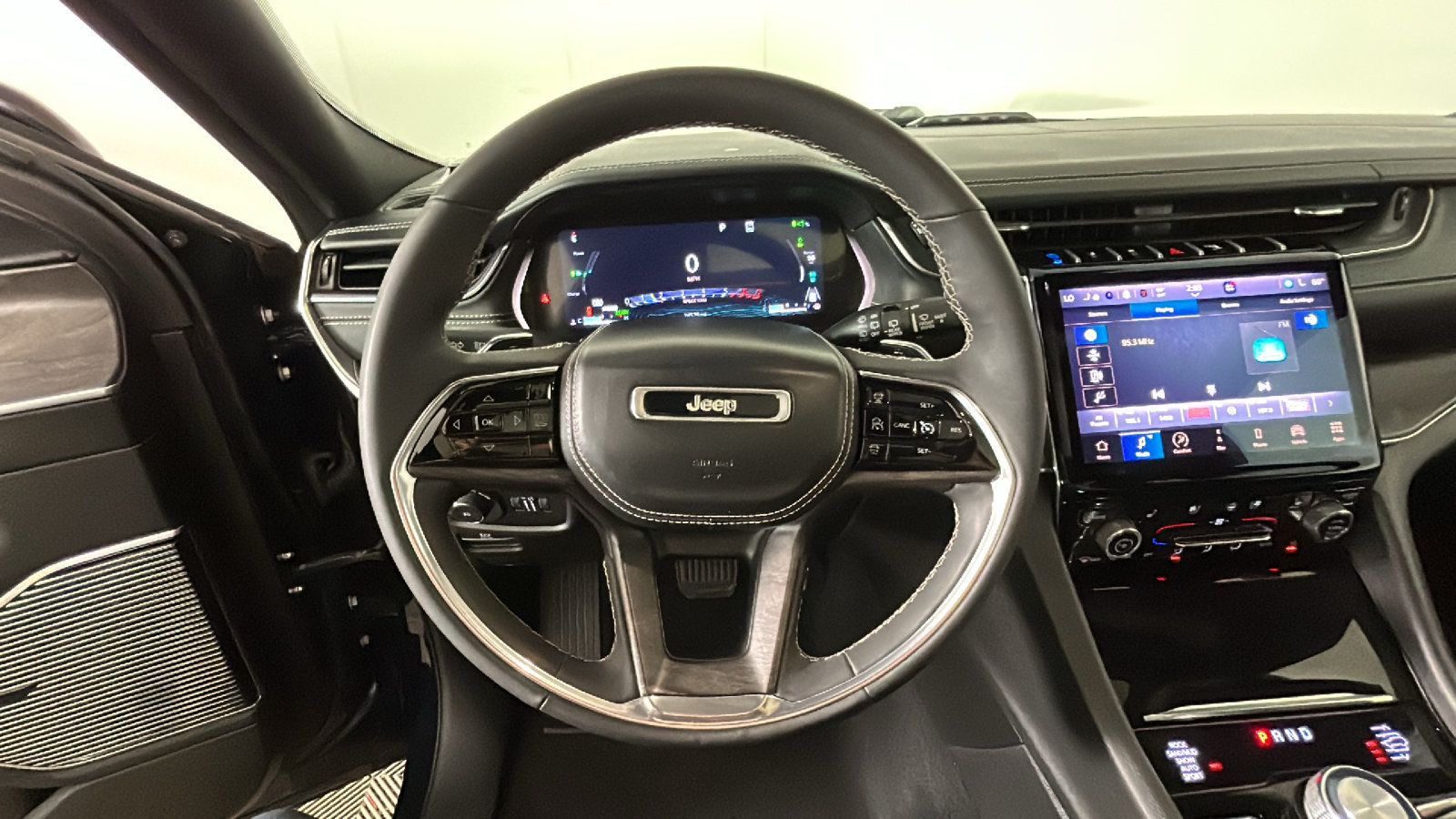 Used 2023 Jeep Grand Cherokee Overland AWD/4WD image 17