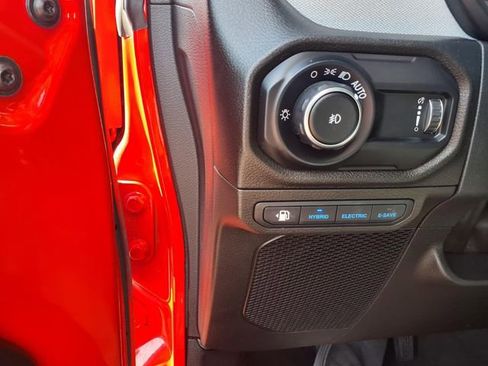 Used 2024 Jeep Wrangler Unlimited image 18