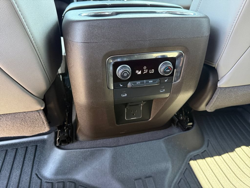 Used 2023 Chevrolet Tahoe Z71 w/ Luxury Package AWD/4WD image 16