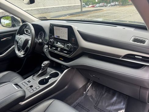 Used 2023 Toyota Highlander XLE AWD/4WD image 16