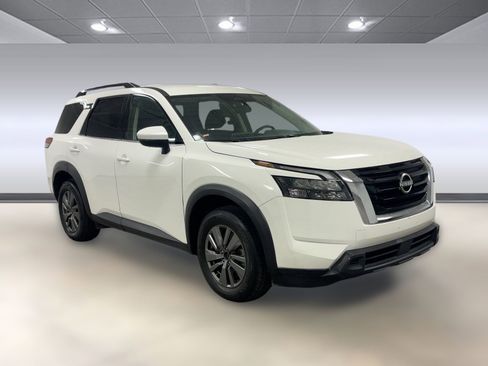 Used 2025 Nissan Pathfinder SV image 6