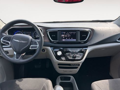 Used 2023 Chrysler Voyager LX image 10