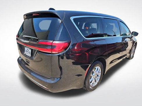 Used 2023 Chrysler Pacifica Touring-L FWD image 5
