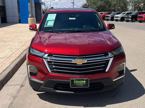Used 2023 Chevrolet Traverse LT FWD image 2
