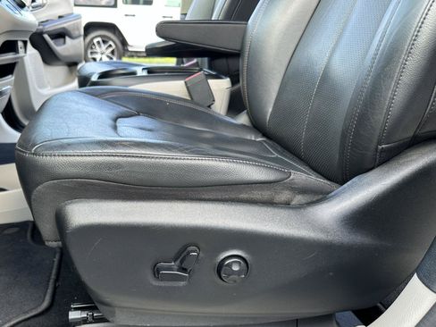 Used 2019 Chrysler Pacifica Touring-L FWD image 26