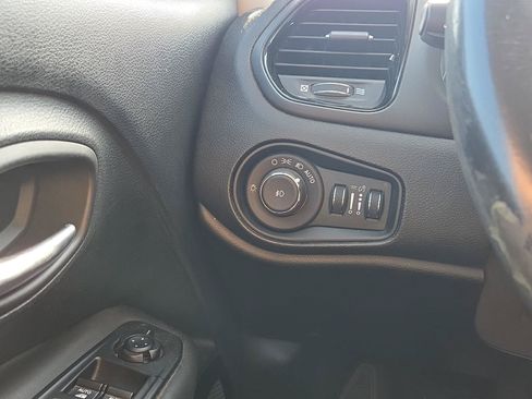 Used 2017 Jeep Renegade Altitude FWD image 21