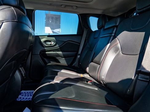 Used 2019 Jeep Cherokee Trailhawk image 23