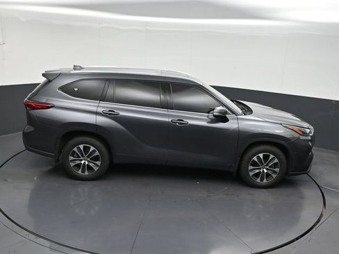 Used 2021 Toyota Highlander XLE AWD/4WD image 20