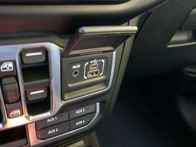 Used 2022 Jeep Wrangler Unlimited Sahara w/ LED Lighting Group AWD/4WD image 29