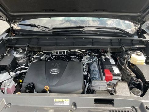 Used 2022 Toyota Highlander XLE AWD/4WD image 17