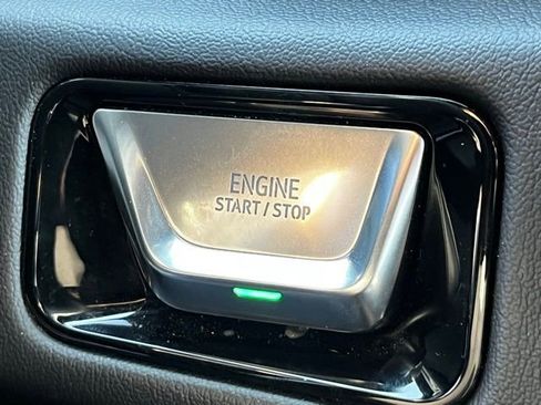 Used 2025 GMC Yukon XL Denali image 29