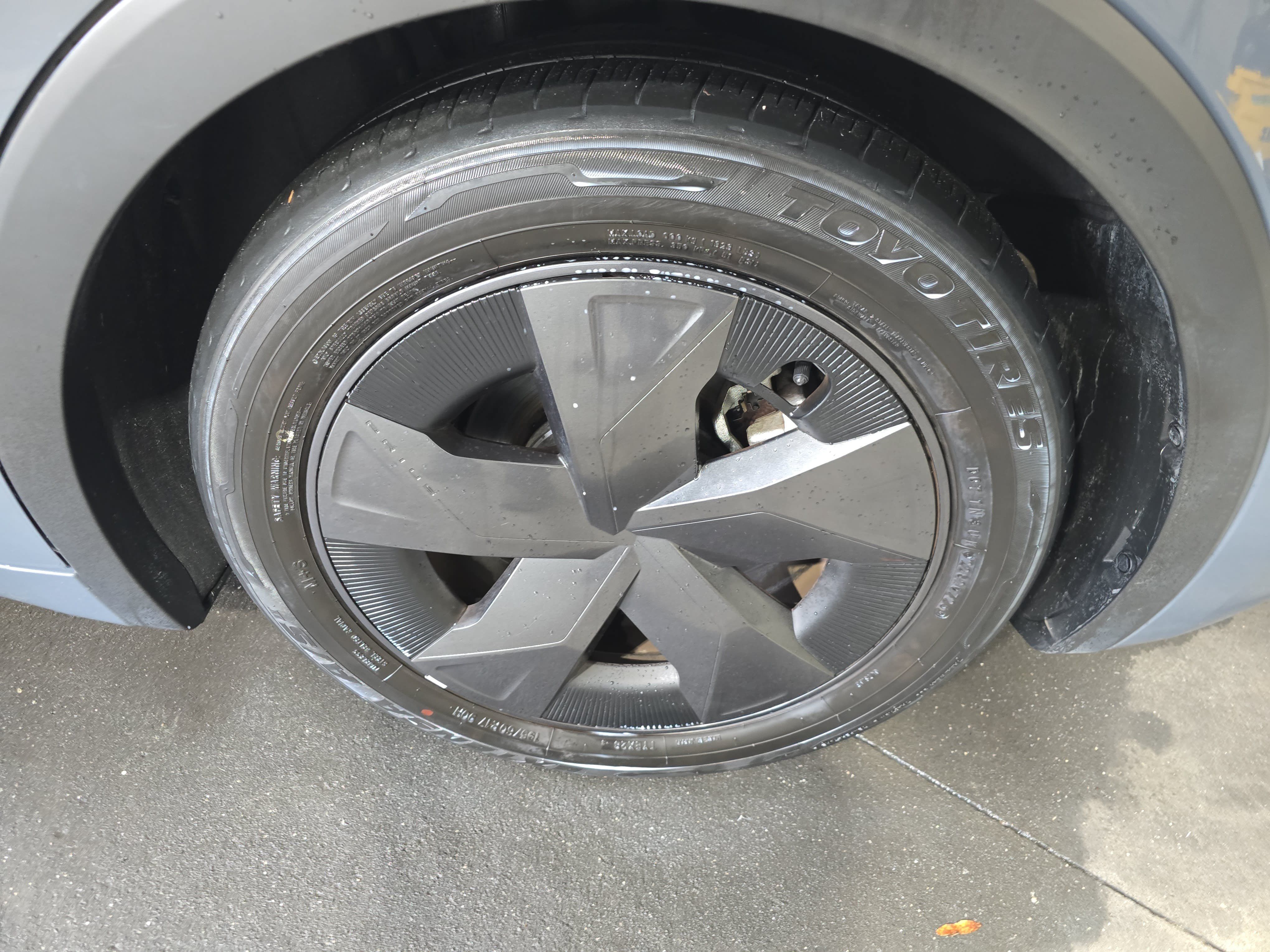 Used 2025 Toyota Prius LE FWD image 32