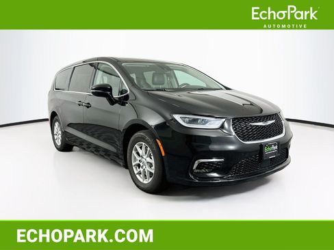 Used 2024 Chrysler Pacifica Touring-L FWD image 1