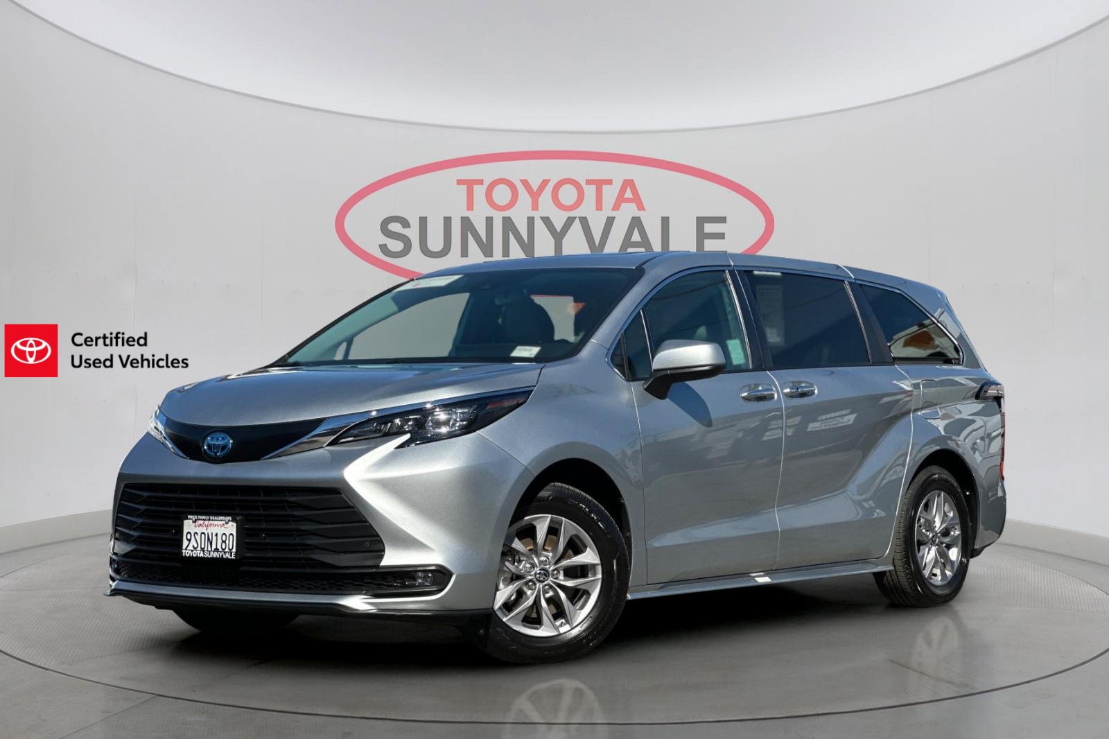 Certified 2025 Toyota Sienna XLE AWD/4WD image 1