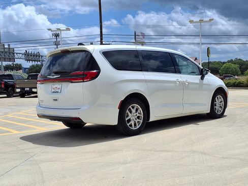 Used 2024 Chrysler Pacifica Touring-L FWD image 5