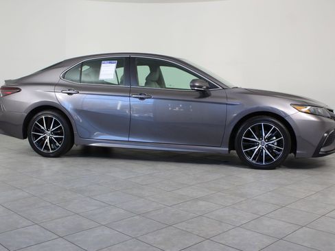 Used 2023 Toyota Camry SE image 8