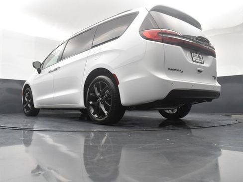 Used 2026 Chrysler Pacifica Limited w/ S Appearance Package AWD/4WD image 22