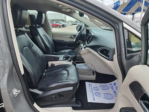 Used 2022 Chrysler Pacifica Touring-L w/ Uconnect Theater Family Group FWD image 52