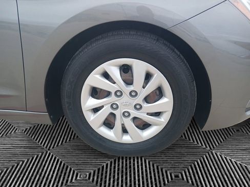 Used 2020 Hyundai Elantra SE w/ Cargo Package (C1) image 9
