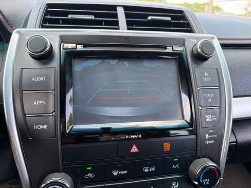 Used 2017 Toyota Camry SE w/ Moonroof Package FWD image 11