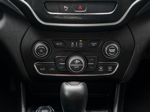 Used 2019 Jeep Cherokee Limited image 13