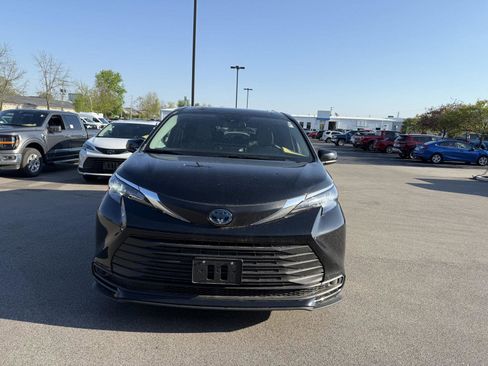 Used 2025 Toyota Sienna FWD image 8
