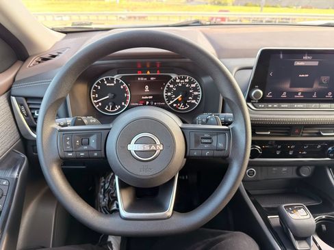 Used 2023 Nissan Rogue S AWD/4WD image 2