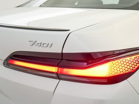 Used 2025 BMW 740i w/ Premium Package RWD image 11