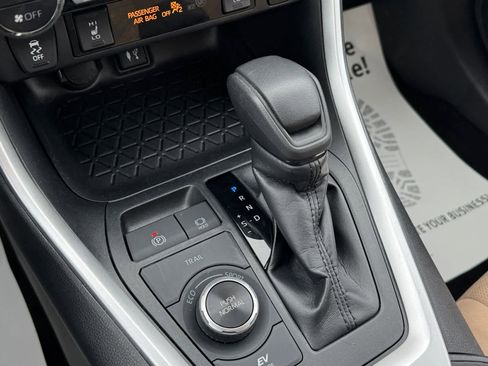 Used 2019 Toyota RAV4 XLE AWD/4WD image 8