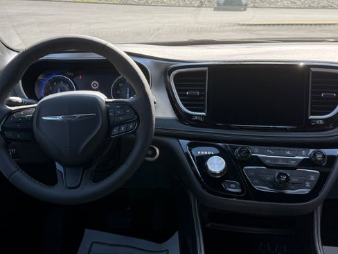 Used 2025 Chrysler Pacifica Limited FWD image 12