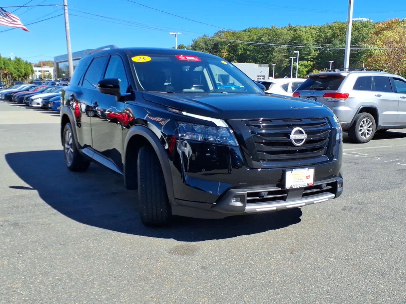 Used 2025 Nissan Pathfinder SL w/ Black Appearance Package AWD/4WD image 3