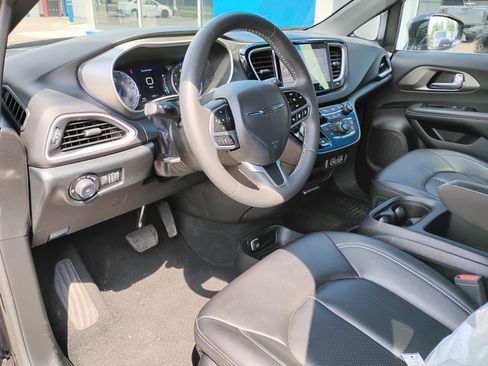 Used 2025 Chrysler Pacifica Select FWD image 21