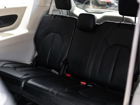 Used 2019 Chrysler Pacifica Touring-L FWD image 10