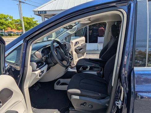 Used 2018 Chrysler Pacifica Touring Plus FWD image 19