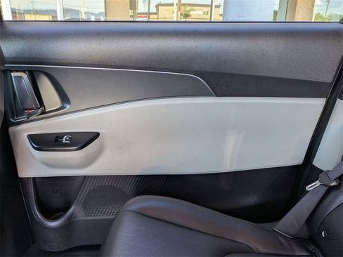 Used 2024 Kia Carnival LX image 27