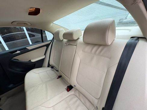 Used 2011 Volkswagen Jetta SE FWD image 19