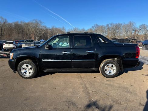 Used 2012 Chevrolet Avalanche LTZ image 2