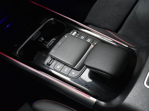 Used 2022 Mercedes-Benz EQB 300 4MATIC image 25