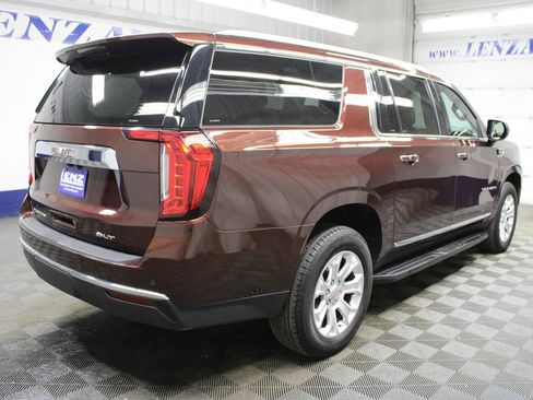 Used 2023 GMC Yukon XL SLT AWD/4WD image 5
