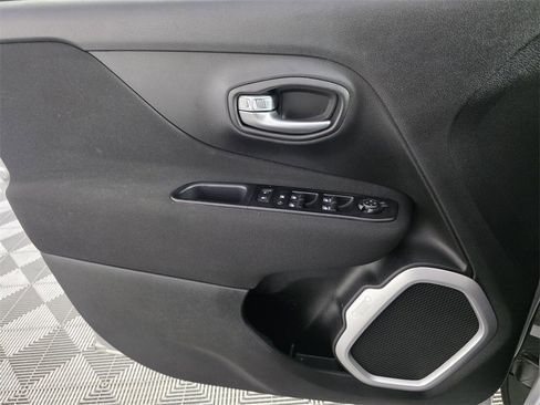 Certified 2019 Jeep Renegade Latitude image 27