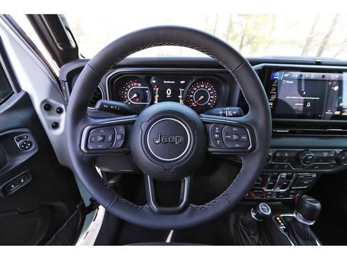 Used 2025 Jeep Gladiator Rubicon w/ Convenience Group image 13