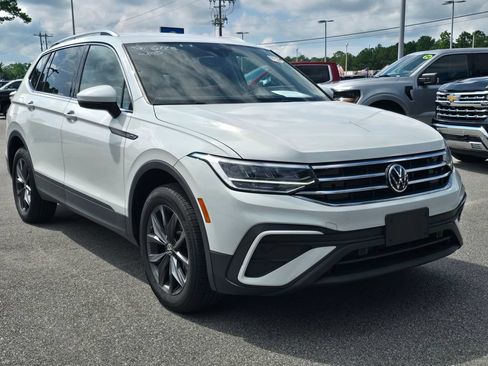 Used 2022 Volkswagen Tiguan SE AWD/4WD image 1