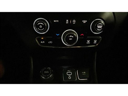 Used 2020 Jeep Cherokee Latitude Plus image 13