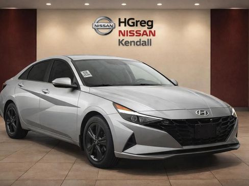 Used 2022 Hyundai Elantra SEL FWD image 3