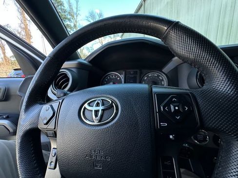 Used 2020 Toyota Tacoma TRD Off-Road w/ TRD Premium Off Road Package AWD/4WD image 21