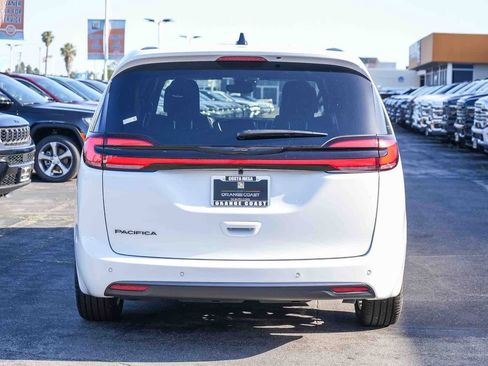 New 2026 Chrysler Pacifica Select FWD image 7