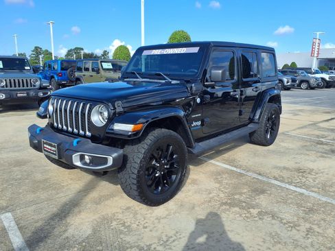 Used 2022 Jeep Wrangler Unlimited Sahara w/ Cold Weather Group AWD/4WD image 3