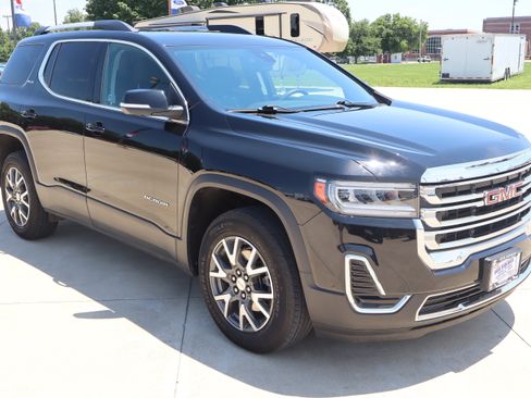 Used 2023 GMC Acadia SLE w/ Driver Convenience Package FWD image 3