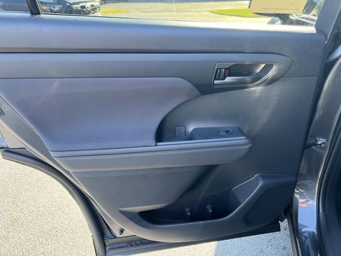 New 2024 Toyota Highlander FWD image 22